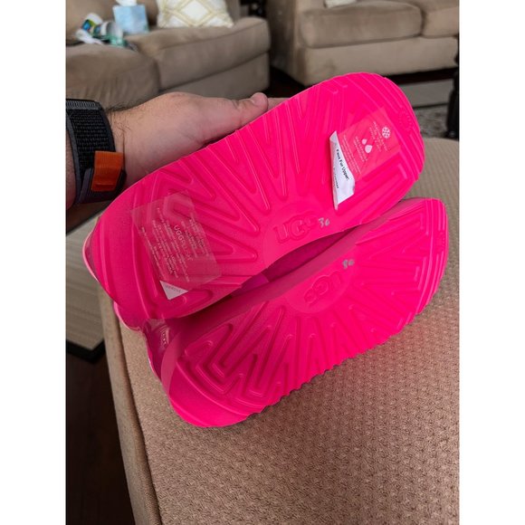 UGG Women's Classic Clear Mini Winter Boots -‎ NWOT - Size 6 - Picture 6 of 7